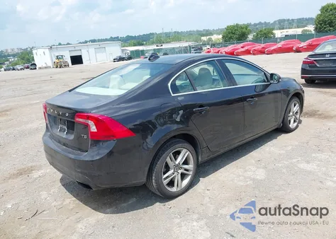 2015 Volvo S60 T5 Premier z USA, uszkodzony, nr VIN YV126MFKXF2351397